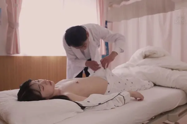 phim sex gái trung quốc thủ dâm Nghi con bị cúm, má dẫn đến viện khám thì bị bác sĩ cho uống thuốc mê